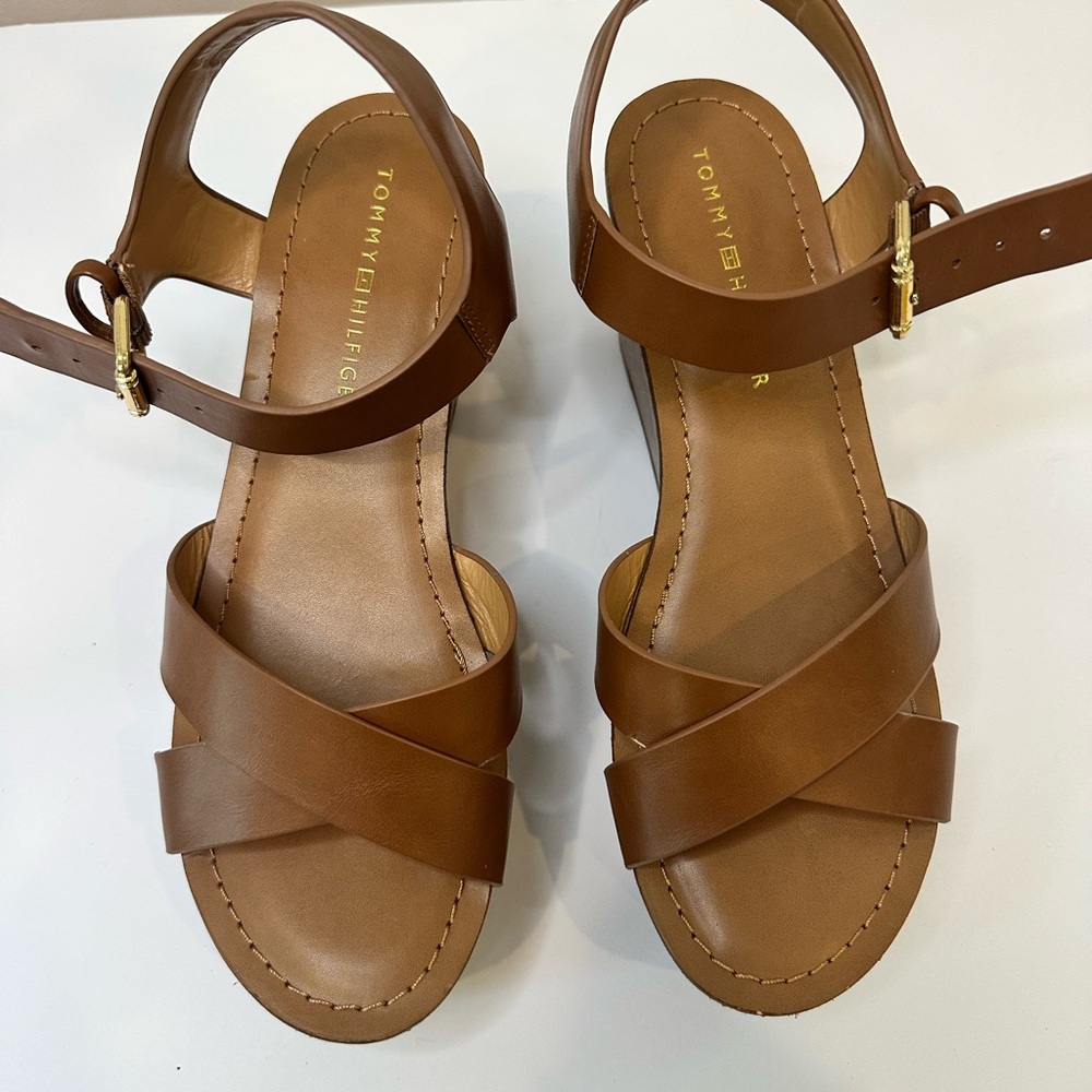 Tommy Hilfiger Tan Crisscross Flat Sandals Women's Size‎ 8.5 NWT Summer Casual